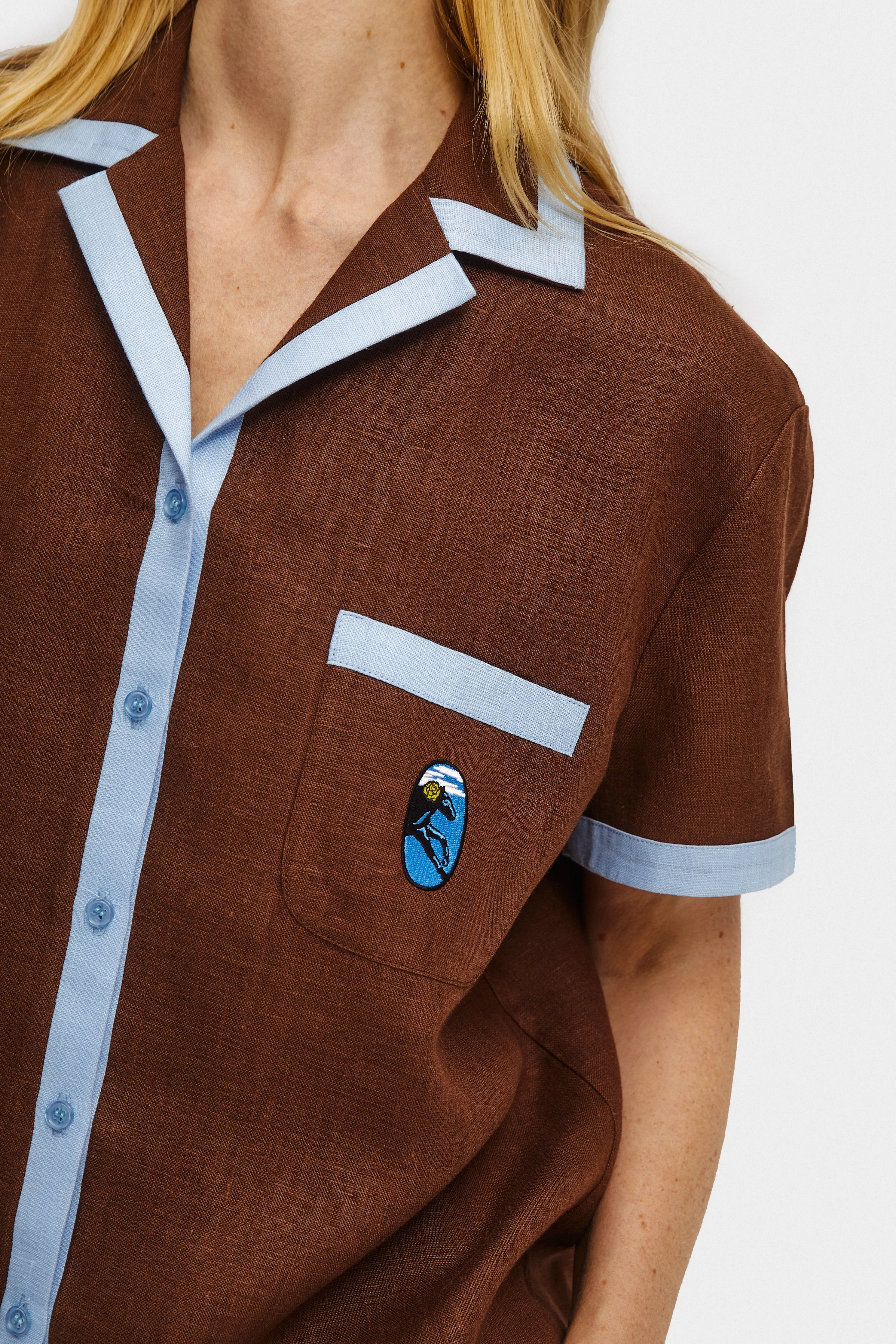 Garrick Embroidered Linen Short Sleeved Shirt in Brown