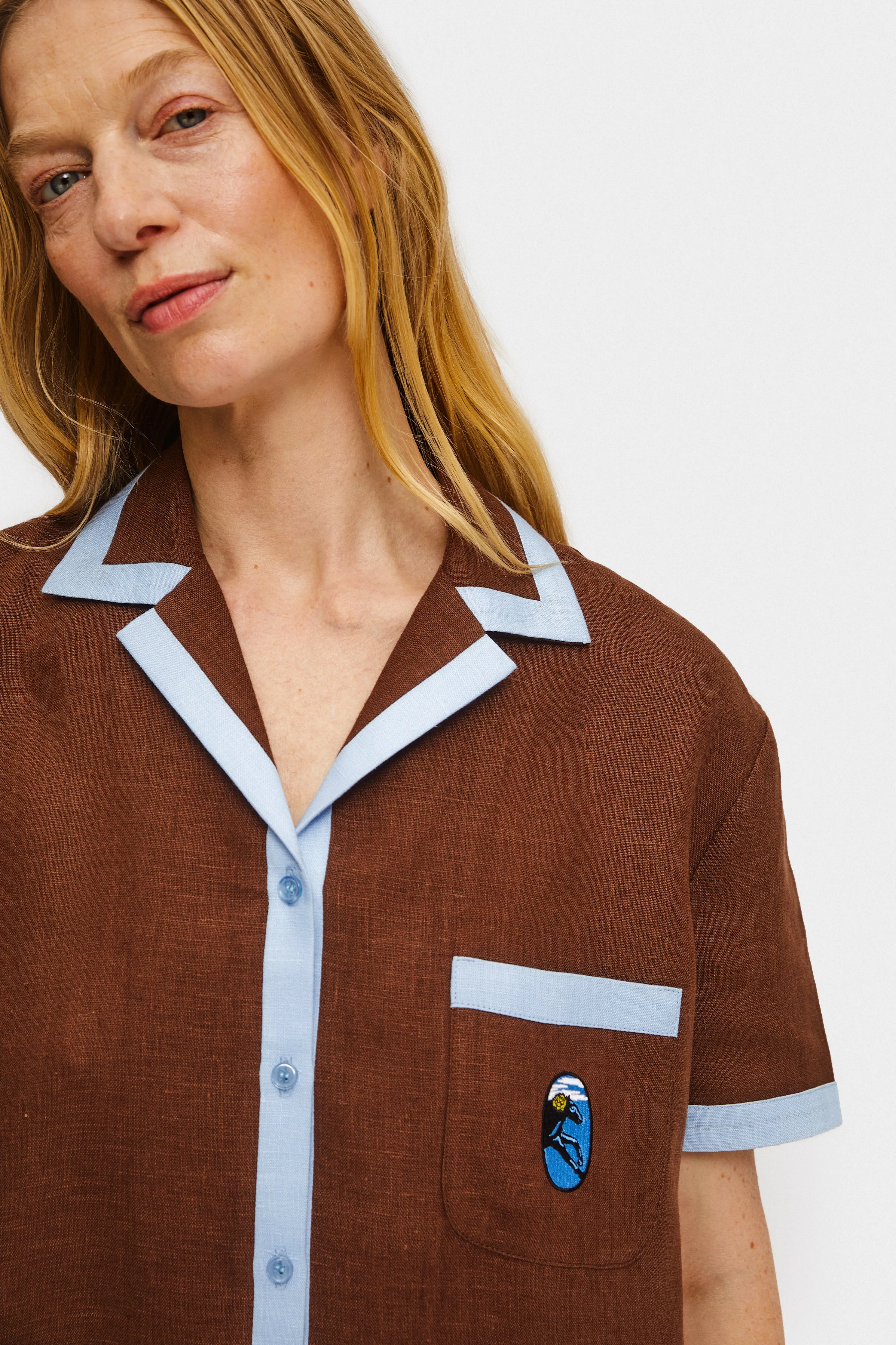 Garrick Embroidered Linen Short Sleeved Shirt in Brown